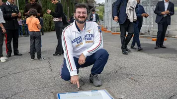 Marco Galiazzo shows his plaque on the Wall of Fame.