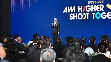 President Chung Eisun on stage at Korea’s 60th anniversary celebrations.