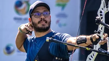 Juan Diego Blas aiming.