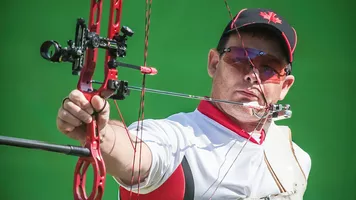 Kevin Evans aiming.