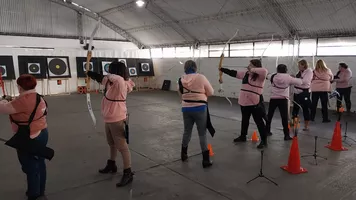 Archers aiming in a Flechas de Vida session.