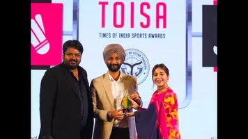 Harvinder Singh poses with Times of India Sport Award.