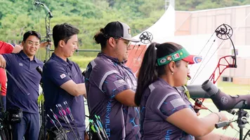 Sebastian Garcia and Dafne Quintero training with Korean archers.