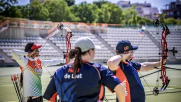 Mike Schloesser versus Jyothi Surekha Vennam in compound mixed team semis at Madrid.