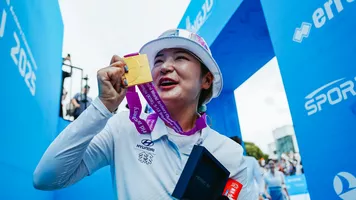Kang Chaeyoung celebrating with her medal.