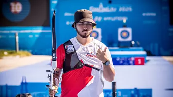 Eric Peters giving a thumbs up in Gwangju.
