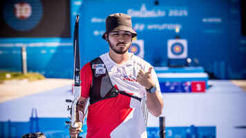Eric Peters giving a thumbs up in Gwangju.