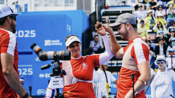 Elia Canales and Andres Temino Medie congratulating each other in Gwangju.