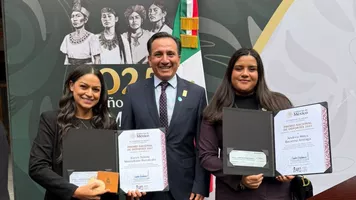 Andrea Becerra, Gabriel Ramos and Karen Montellano at National Sports Award 2025 ceremony.