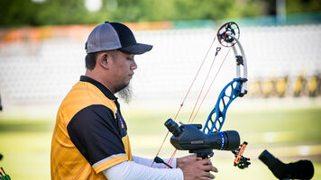 Mohd Juwaidi Mazuki adjusting his telescope.