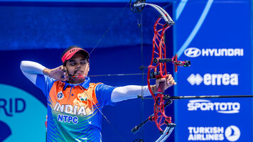  Jyothi Surekha Vennam shooting at the Madrid 2025 Hyundai Archery World Cup.