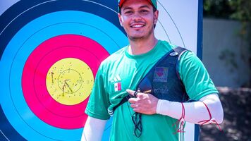 Matias Grande pointing to his winning arrows after booking a place into the final fours at Puebla 2026.