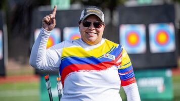 Alejandra Usquiano pointing to the sky after getting number one compound women seed at Puebla.