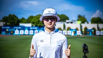Oh Yejin sticking her thumbs up at Antalya 2026.