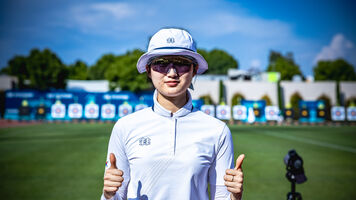 Oh Yejin sticking her thumbs up at Antalya 2026.
