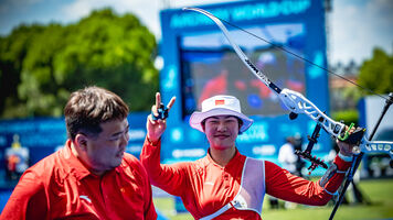 Zhu Jingyi doing the peace sign with coach Kwon Yonghak smiling next to her at Antalya 2026.
