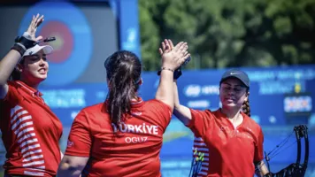 Hazal Burun high fiving Emine Rabia Oguz with Defne Cakmak cheering next to them at Antalya 2026.