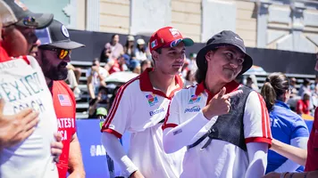 Alejandra Valencia Trujillo pointing to someone at Santo Domingo 2026 with Matias Grande behind her.