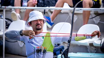 Samuel Molina using his stretch band to warm up at Madrid 2026.