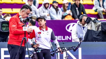 Hazal Burun talking to her coach at the Nanjing 2025 World Cup Final.
