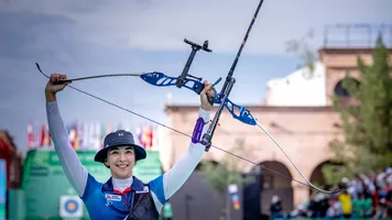 Marie Horackova raising bow in celebration after winning Saltillo 2026.