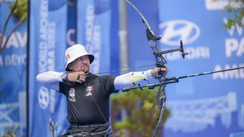 Samuel Molina aiming in the para recurve men gold medal match at Ahmedabad 2026.